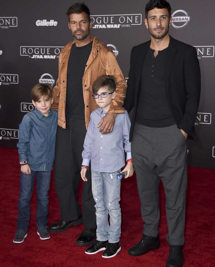 Fue en agosto de 2008 cuando el cantante puertorriqueño dio la bienvenida a Matteo y Valentino, con los que ya posa sobre la alfombra roja. Ahora se rumorea que se volverá a convertir en padre de dos gemelas junto a su marido, Jwan Yosef.