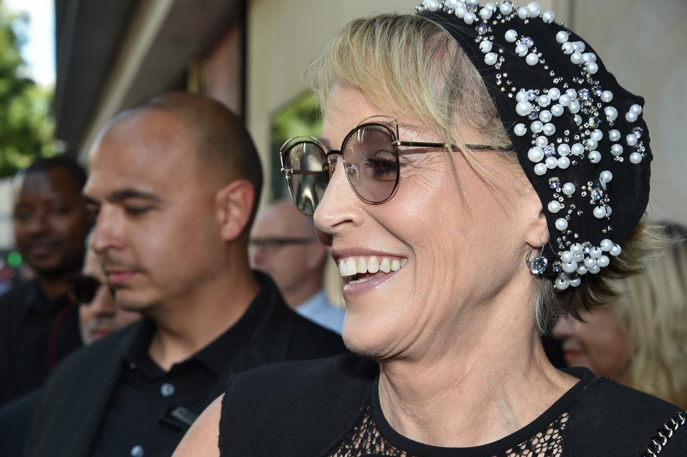 Sin embargo, con arrugas o sin ellas, a sus 60 años Sharon Stone está estupenda, y su sonrisa es su mejor arma de seducción. Aunque sea madura.