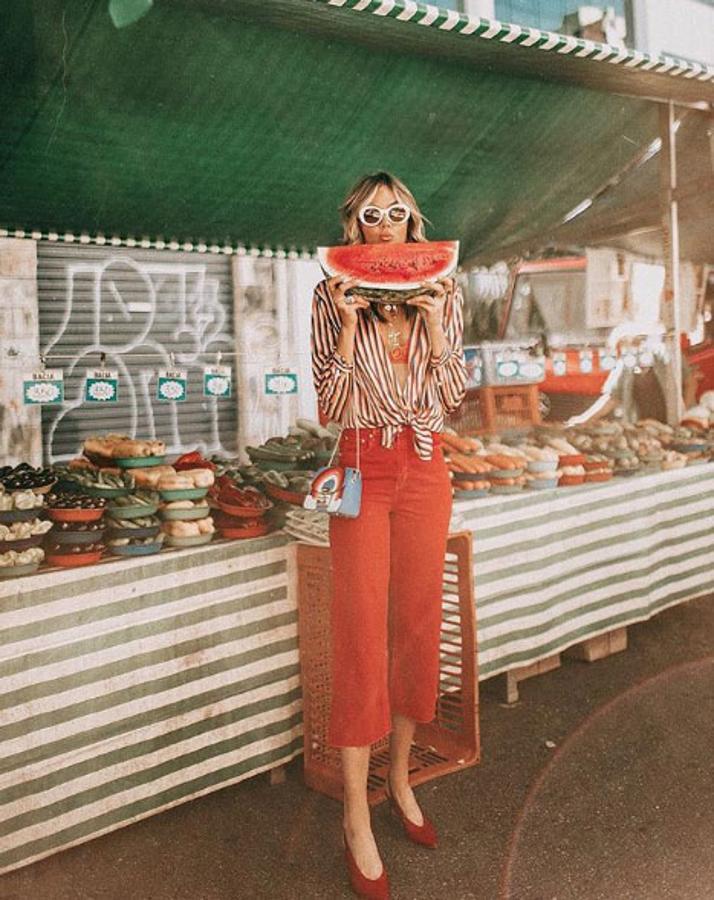 Tezza apostó por este 'lookazo' en rojo con pantalones y camisa con nudo y estampado de rayas.