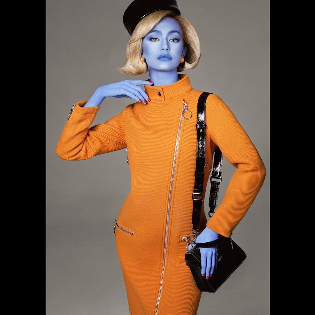 Por suerte, nada de eso. Aprovechándose de la intensa vigilancia que se está produciendo al respecto de este tema de apropiarse de culturas ajenas para exotizar los productos de moda (y de la viralización de todo lo que tiene que ver con esa cuesión) , Scott ha filtrado solo la primera foto de una serie, para que piquemos. En realidad, su campaña muestra a las modelos pintadas de distintos colores: Kaia, de naranja. Y Gigi Hadid, del típico morado alienígena.