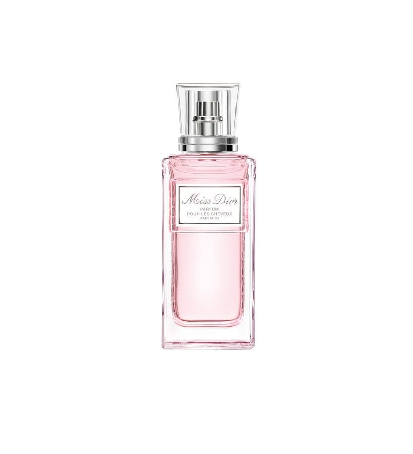 Miss Dior  se encuentra en numerosos formatos (incluido un práctico roll on para el cuerpo) y no falta el “parfum pour les cheveux”. Es decir, ¡el perfume para el pelo! (45 €).
