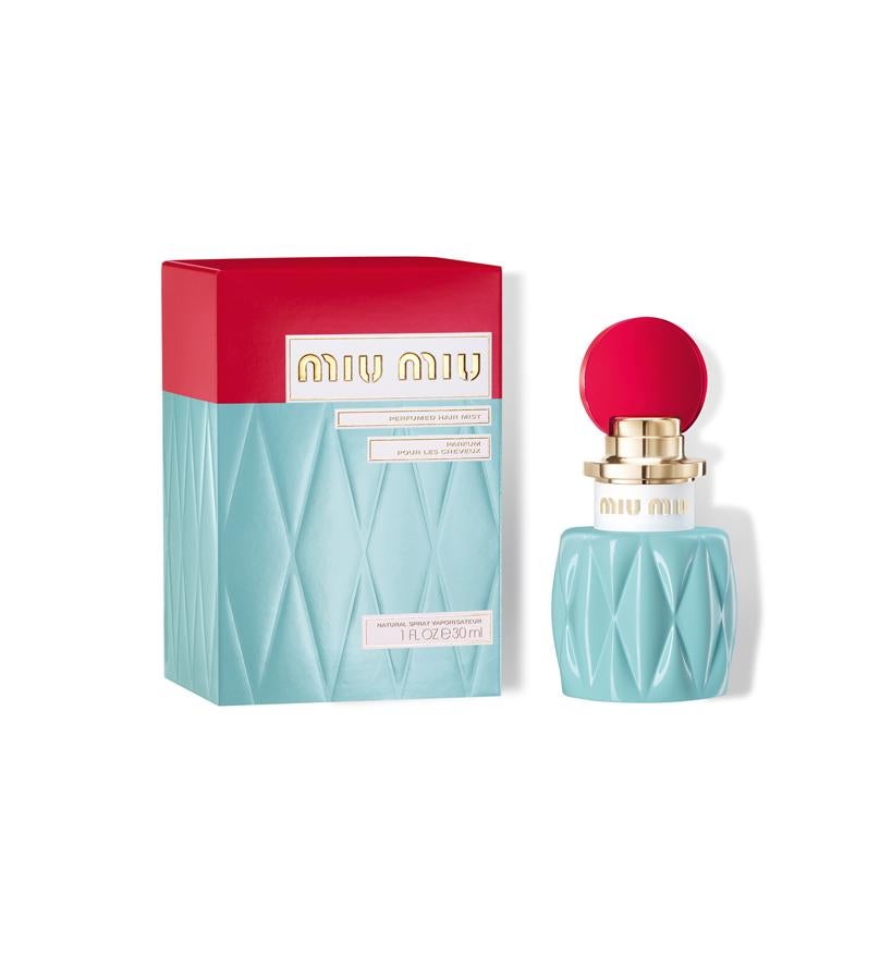 Miu Miu Hair Mist , con la curioso contraposición de muguete y especias característica de la fragancia, también se declina en su versión capilar (39 €).