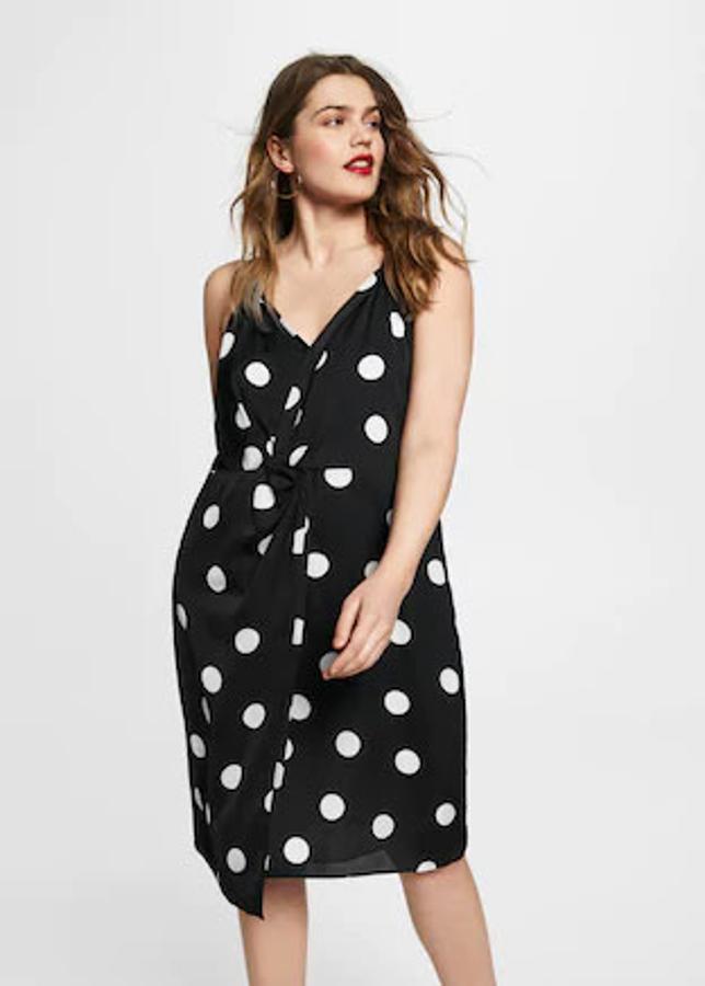 Vestido drapeado negro con maxi lunares blancos y fruncido en la cintura, 29,99 euros.