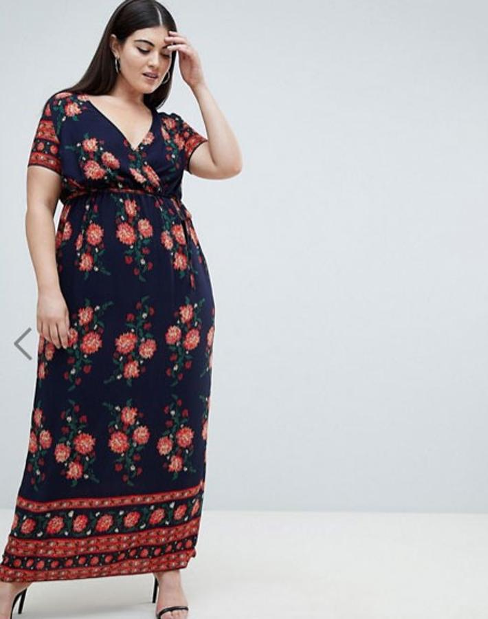Vestido largo y cruzado en azul marino con borde estampado y diseño floral de Club L Plus, 34,99 euros.