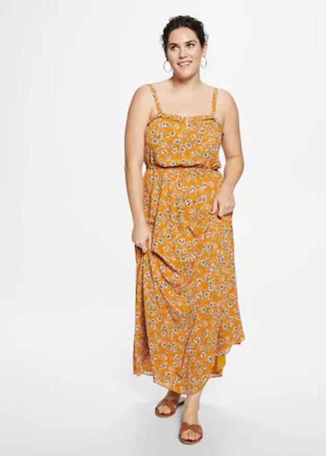 Vestido largo con estampado floral y en color mostaza, 39,99 euros.