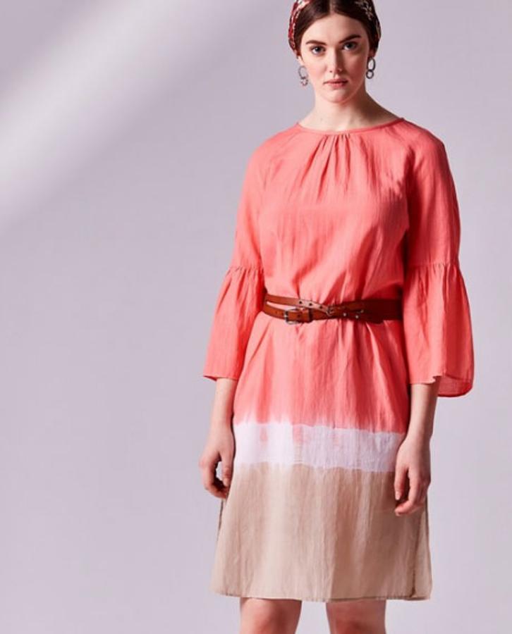 Vestido de Adolfo Dominguez con manga francesa y estampado de colores degradado, disponible en El Corte Inglés por 41 euros.