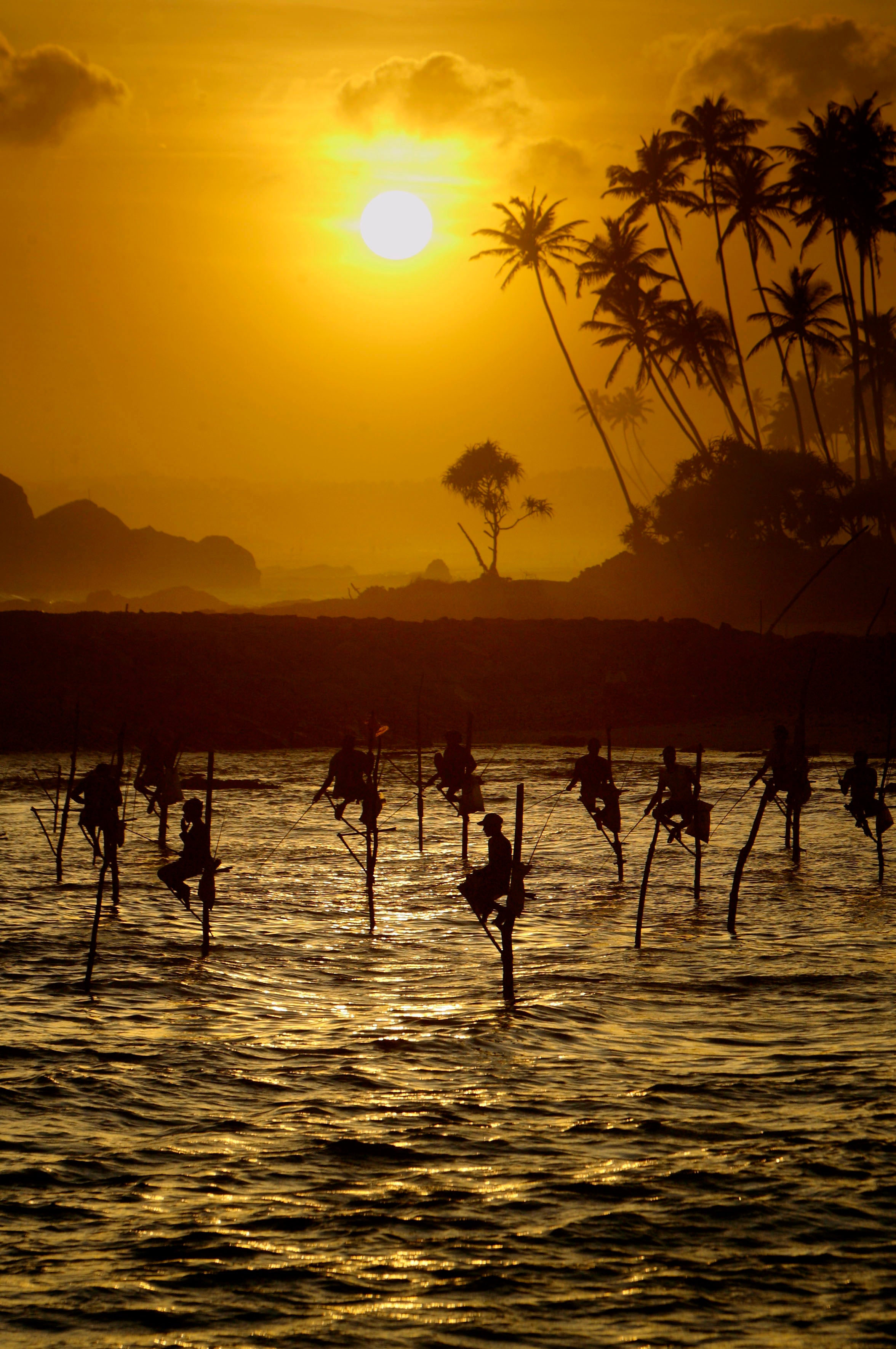 En el país se toman muy en serio las posibles ofensas y, por ello, es conveniente adaptarse a las costumbres locales referentes a la vestimenta y al comportamiento, sobre todo, si estamos en un lugar de culto religioso. Se han dado casos de detenciones de extranjeros por exhibir tatuajes con imágenes o símbolos religiosos y tomar fotografías de o con estatuas o símbolos budistas.