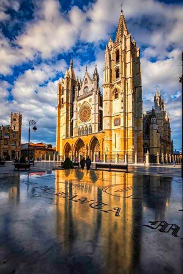 León fue proclamada la Capital Española de la Gastronomía 2018, un título que en esta edición le 'arrebató' a Cuenca y con el que toma el testigo de Huelva. Y claro, desde que conocimos la noticia, tenemos unas ganas locas de coger carretera y manta (la manta que no se os olvide, pero también podéis dejar el coche en casa y coger el AVE o un avión, que León tiene estación de Alta Velocidad y aeropuerto) y  hacer una escapada para 'comernos' la ciudad a bocados .