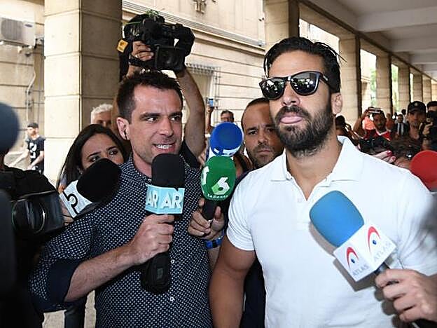 Antonio Manuel Guerrero a las puertas de los juzgados de Sevilla.