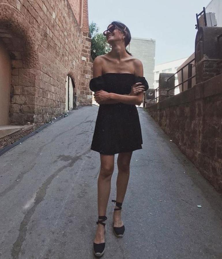 El litlle black dress de la modelo Marta Ortiz y unas alpargatas, tal y como lo lleva ella, será todo lo que necesites este verano para ir perfecta de la mañana a la noche.