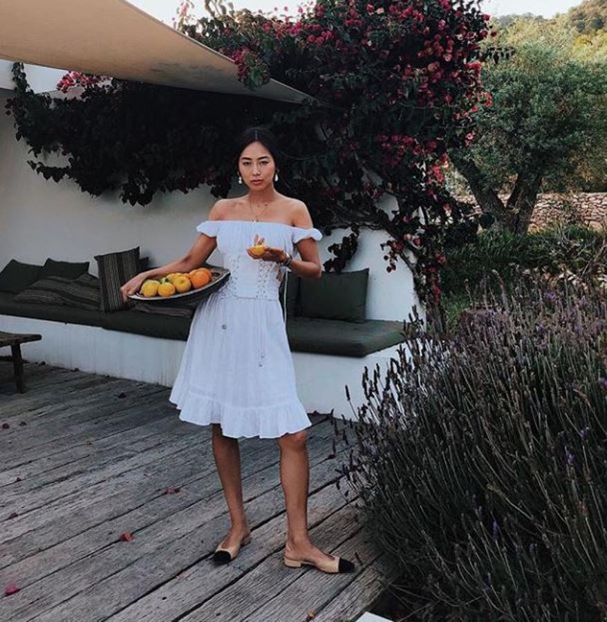 La clave está en lo sencillo. Como el look de @songofstyle con un vestido ibicenco que combina con los clásicos zapatos bicolor de Chanel.