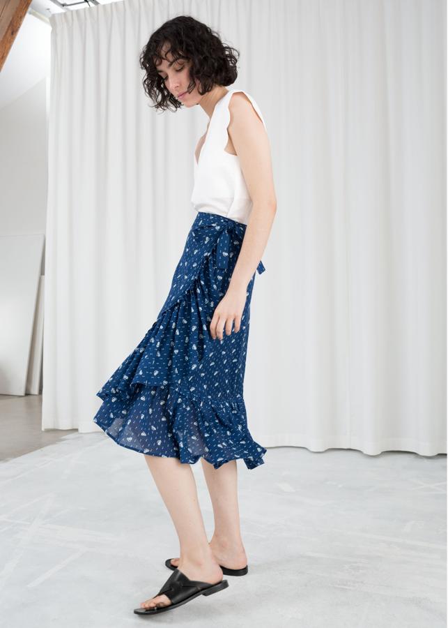 Lunares, volante, flores y un precioso color azul retro. De & Other Stories (69 €).