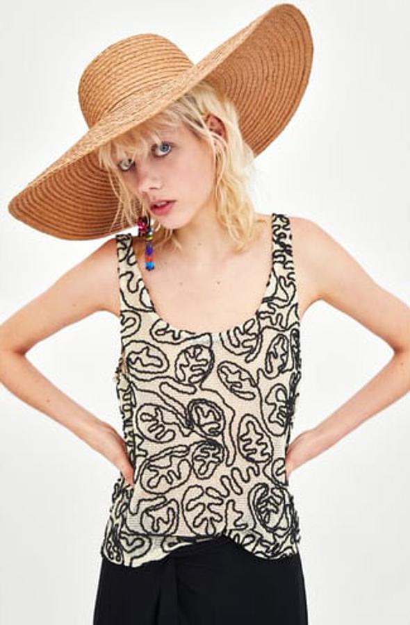 Top bordado en negro y color crudo con escote redondo, 9,99 euros.