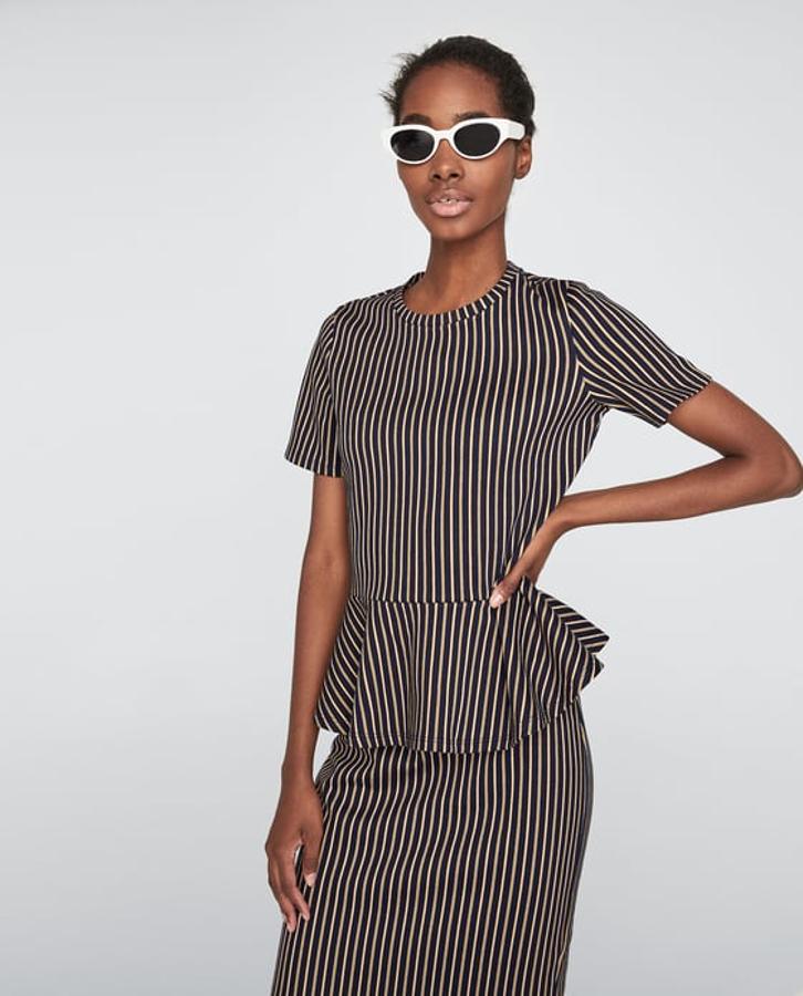 Top jacquard en azul marino, 5,99 euros.