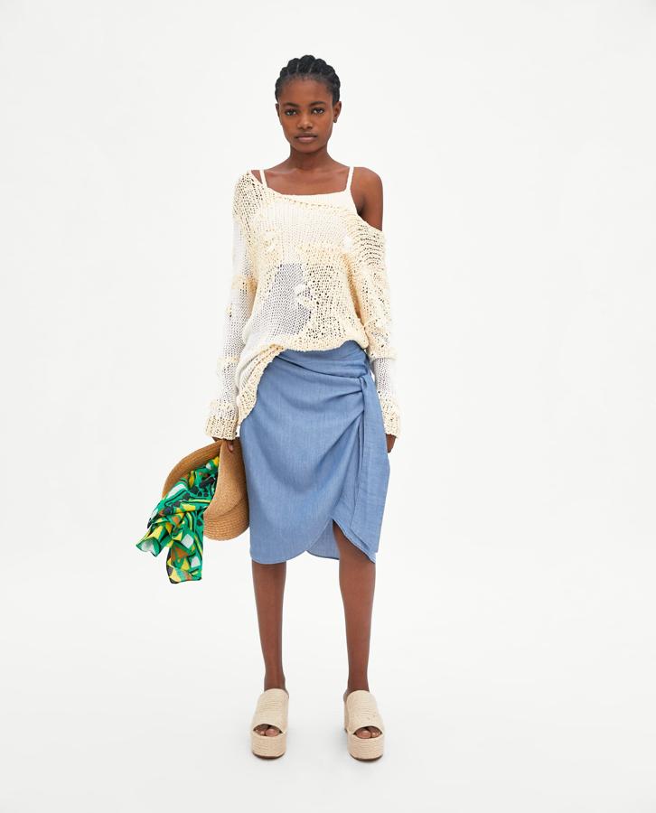 Con nudo lateral y tejido megasuave. De Zara (15,99 €).