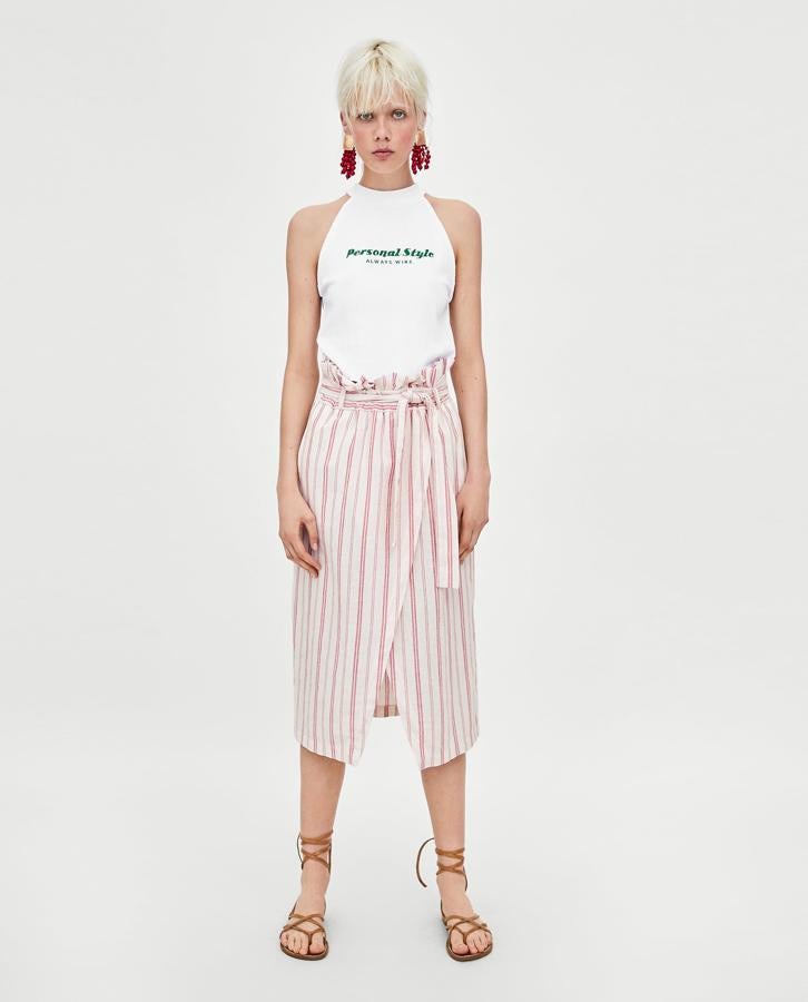 Rústica a rayas, con frunce y lazada a la cintura. De Zara (15,99 €).