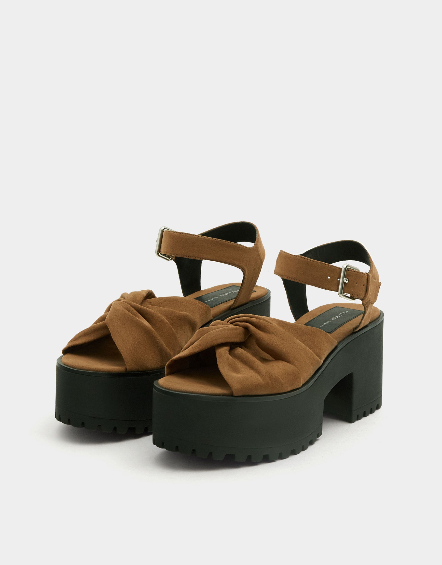 Sandalia de mujer marrón con detalle de nudo en la parte delantera de Pull and Bear: 15,99 euros.