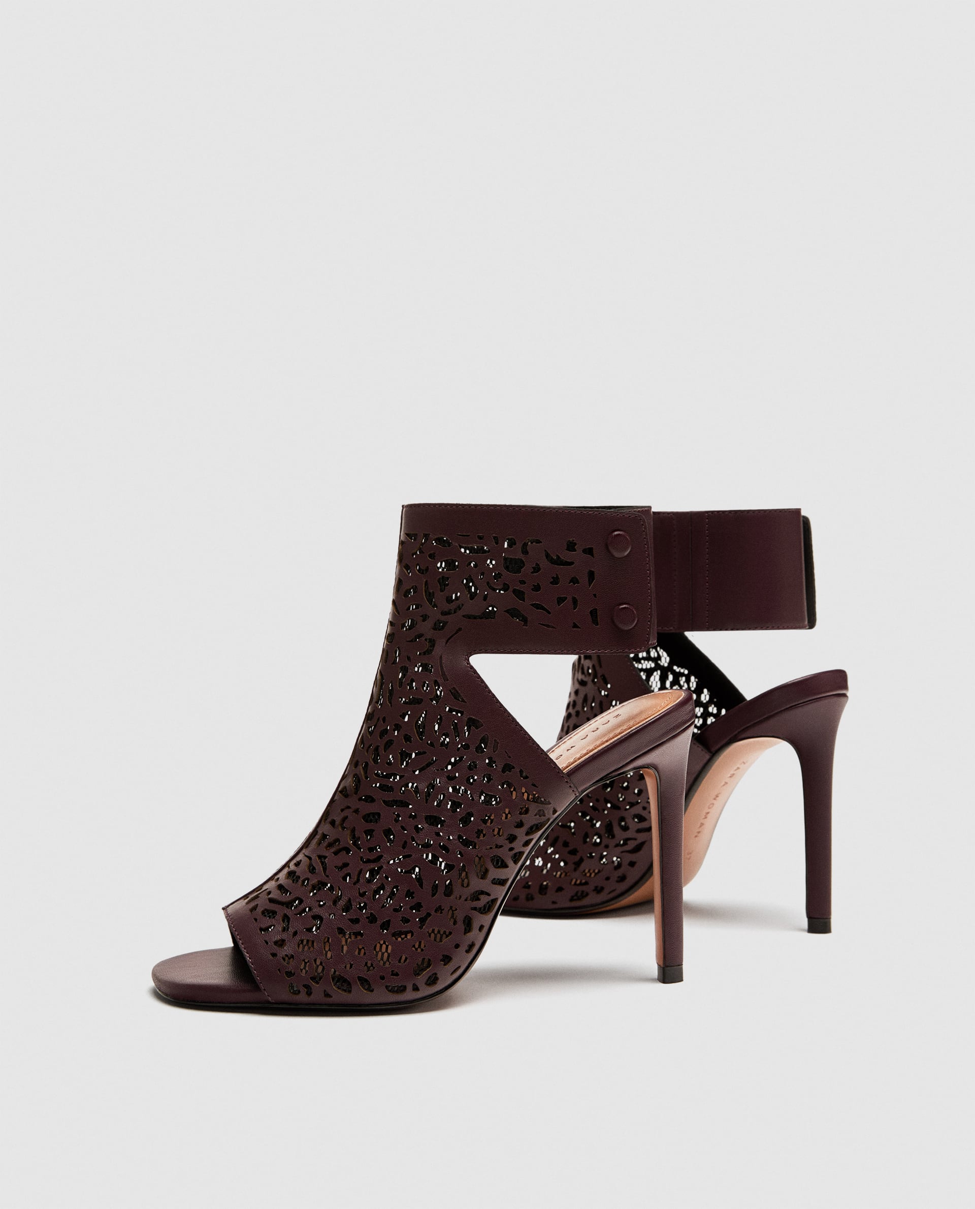 Sandalia de piel envolvente, con los dedos y talones al aire, de Zara: 19,99 euros.