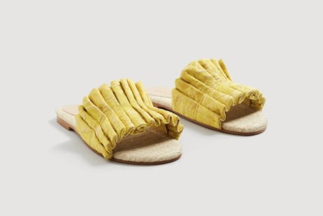 Sandalia plana jacquard de Mango: 19,99 euros.