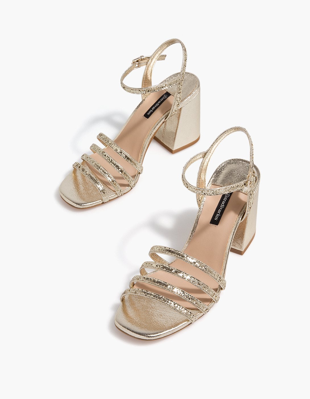 Sandalias con tiras metalizadas de Stradivarius: 12,99 euros.