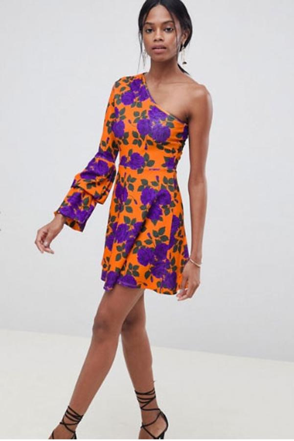 Minivestido tipo skater asimétrico y con manga abullonada doble, 21,99 euros.