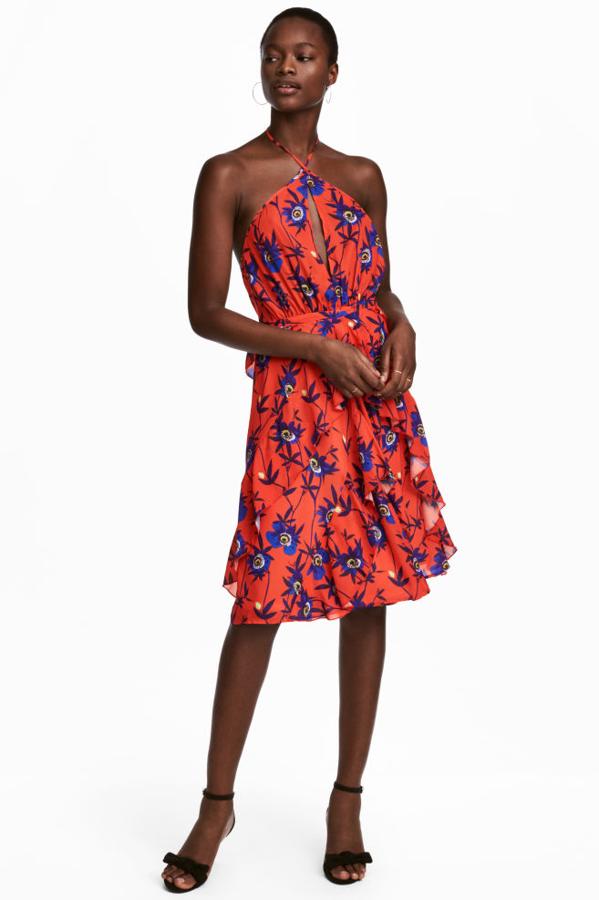 Vestido con cuello halter en color rojo y con estampado floral, 24,99 euros.