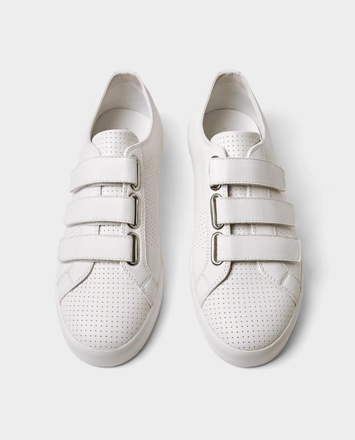 Son ideales para esos días en los que no te apetece atar tus zapatillas. Su estilo es muy parecido a las Stan Smiths de Adidas. La diferencia: son más baratas y tienen pequeños detalle perforados. (29,95 euros)