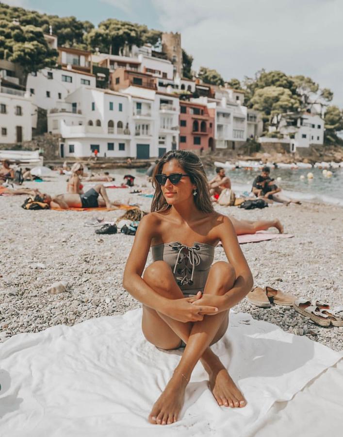 Los colores nude también triunfan este verano y Belén Hostalet lo sabe muy bien. Ella ha apostado por este bañador con detalle de cordón en el escote súper elegante.