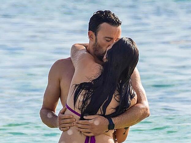 Irene Junquera y Pablo Puyol se funden en un beso en las playas de Ibiza.