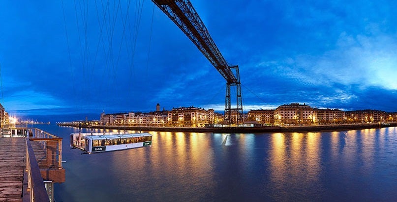 El Puente Bizkaia fue el primer puente transbordador construido en el mundo de estructura metálica. Es uno de los principales atractivos de Getxo (Bizkaia) en el que podrás montar para atravesar la boca del río Ibaizabal.