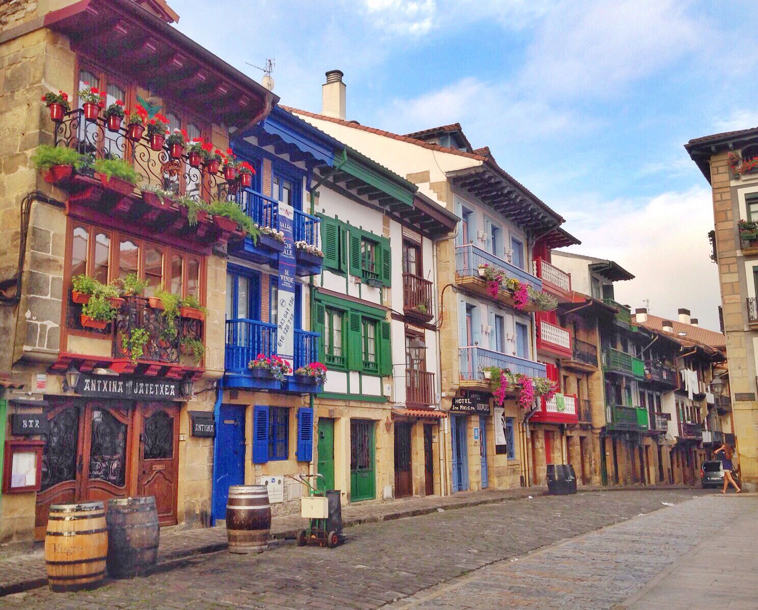 Callejear por las calles de Hondarribia, en Gipuzkoa es uno de los planes con más encanto de este pueblo. La Puerta de Santa María, la Calle Mayor de Hondarribia, la Iglesia de Santa María de la Asunción y del Manzano, la Plaza de Armas y el Santaurio de Nuestra Señora de Guadalupe son algunos de los lugares imprescindibles en tu ruta.