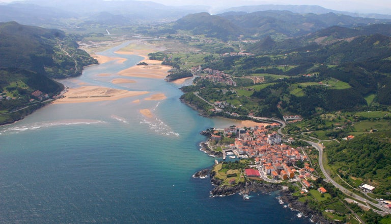 El pequeño municipio pintoresco y pesquero de Mundaka es uno de los principales destinos para los surferos que buscan un poco de adrenalina. Pero este pueblo ofrece también rincones maravillosos como la ermita de Santa Catalina y su puerto.