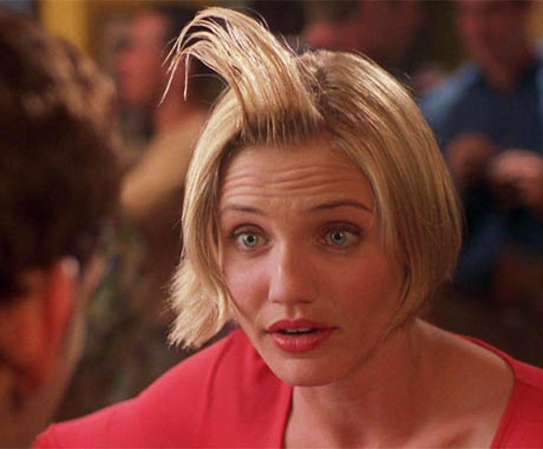 ¿Quién no se acuerda de ese flequillo al alza que lucía Cameron Díaz en Algo pasa con Mary? ¿Y del gel fijador? Una forma divertida y desenfadada de afrontar los nervios de esas primeras citas en las que todo lo que puede salir mal...saldrá peor.