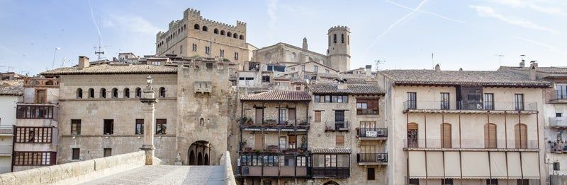 Valderrobres (Teruel): Valderrobres es uno de los maravillosos pueblos aragoneses que tienen un río. En su caso, el Río Matarraña divide su casco urbano al norte el antiguo y al sur del paso del río el casco más poblado del pueblo. De visita obligatoria están el Castillo que tiene a sus pies un Palacio del siglo XV, y la Iglesia de Santa María la Mayor.