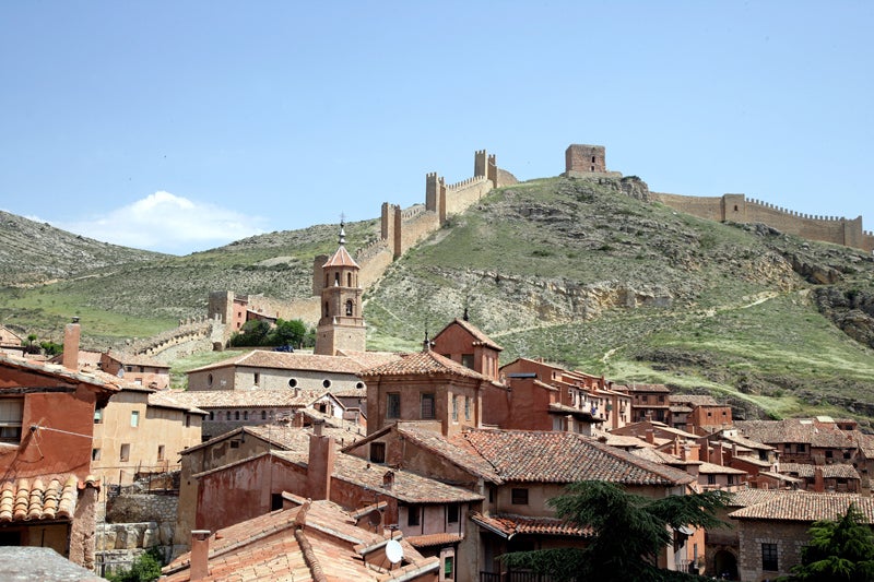 Albarracín (Teruel): Las murallas de los montes de Albarracín te harán sentir que estás en otra época. El castillo en el que terminan estas es de visita obligatoria como la Catedral del Salvador, el Alcázar de Albarracín y las Torres de Andador, Doña Blanca y de la Muela. Hay muchos restos que indican que en este pueblo, considerado uno de los más bonitos de España, han habitado civilizaciones incluso más antiguas que las musulmanas.