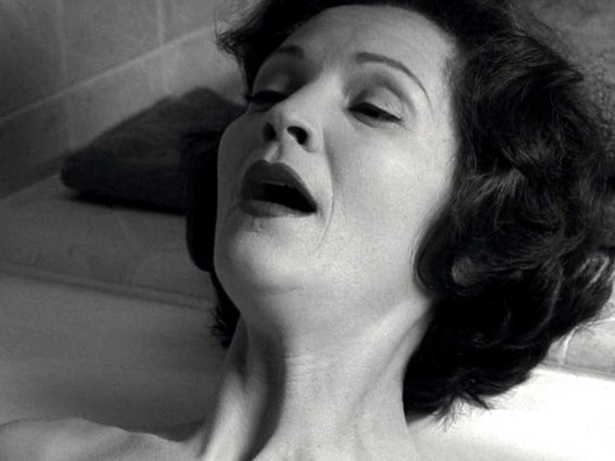 Volver a la vida de la mano de Joan Allen y verla disfrutar -tanto en la escena de la masturbación en la bañera como en el resto del filme- nos hace sonreír siempre.