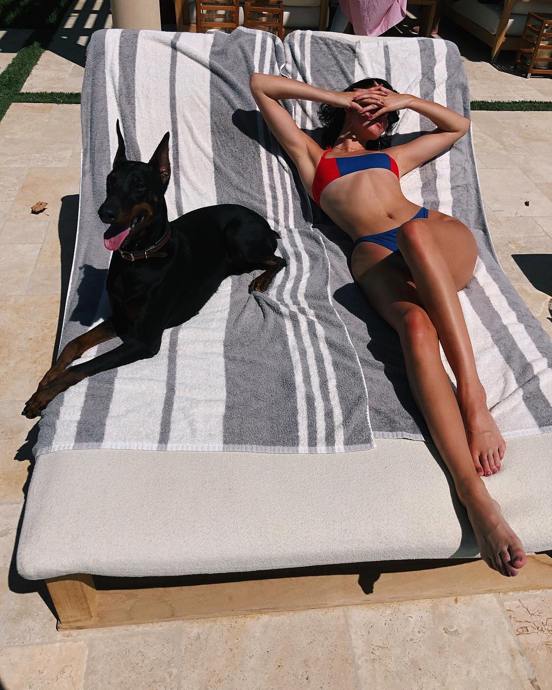 Kendall Jenner: la mujer sin rostro. Últimamente se saca fotos en biquini en las que se tapa o corta su cara. ¿Será porque no baja maquillada a la piscina?