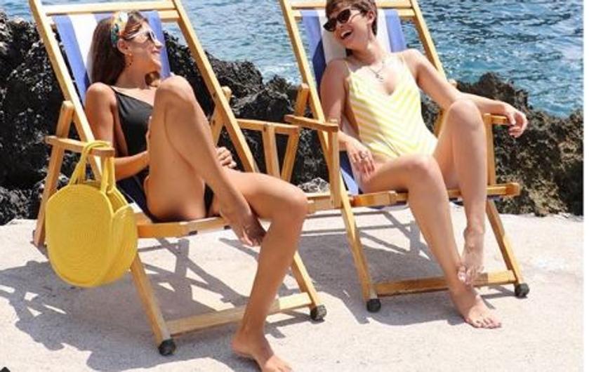 Stradivarius es una de las firmas 'low cost' en las que encontrarás algunos de los bolsos de playa más bonitos y más asequibles de esta temporada.