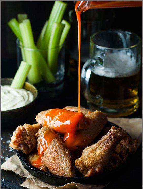 En las 'buffalo wings' (alitas de pollo) el secreto está en la salsa... buffalo. Eso sí, tienes que estar preparada para su sabor extra picante... y delicioso.