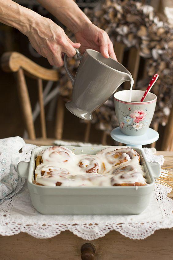 Claro, que llega la hora del té (esa costumbre tan británica) y el espíritu americano nos invita a acompañarlo de unos 'cinamon rolls' (o rollitos de canela).