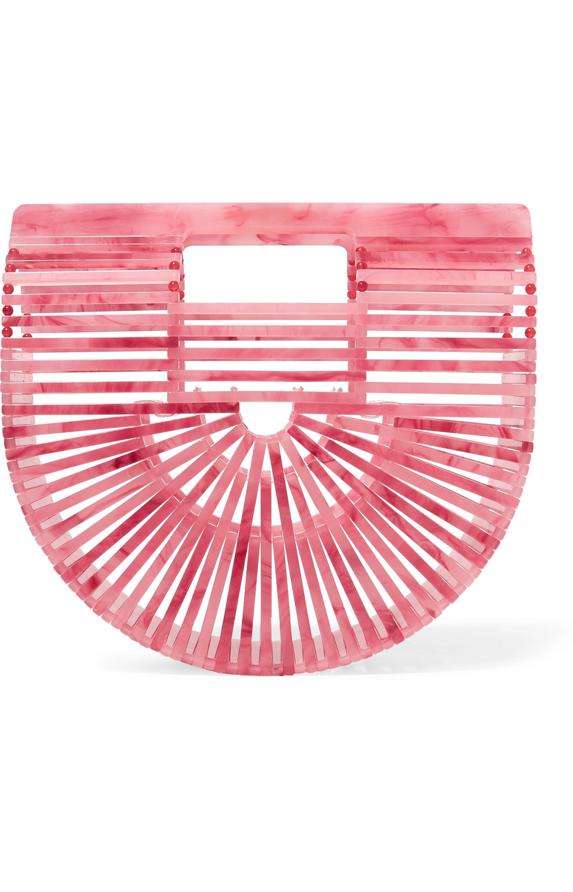 El famoso bolso de Cult Gaia pero en versión colorista. Este en tono rosa te lo podrás poner, además, como bolso de noche.