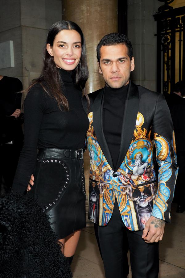 Dani Alves y Joana Sanz se casaron en Formentera en julio de 2017. La boda tomó por sorpresa a todo el público que no se enteró hasta que el futbolista colgó en Instagram la romántica imagen de ambos.