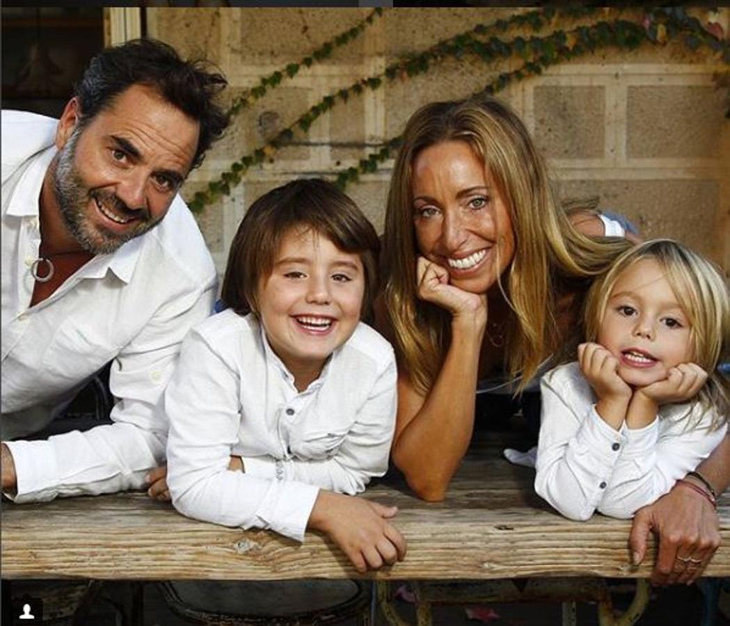 Gemma Mengual se casó en mayo de este año con Enric Martín, su pareja desde hace 10 años y con quien tiene dos hijos en común. La pareja escogió este primer sábado de primavera para celebrar su enlace en la que ha sido una jornada pasada por agua en San Cugat, la localidad en la que han celebrado su unión.