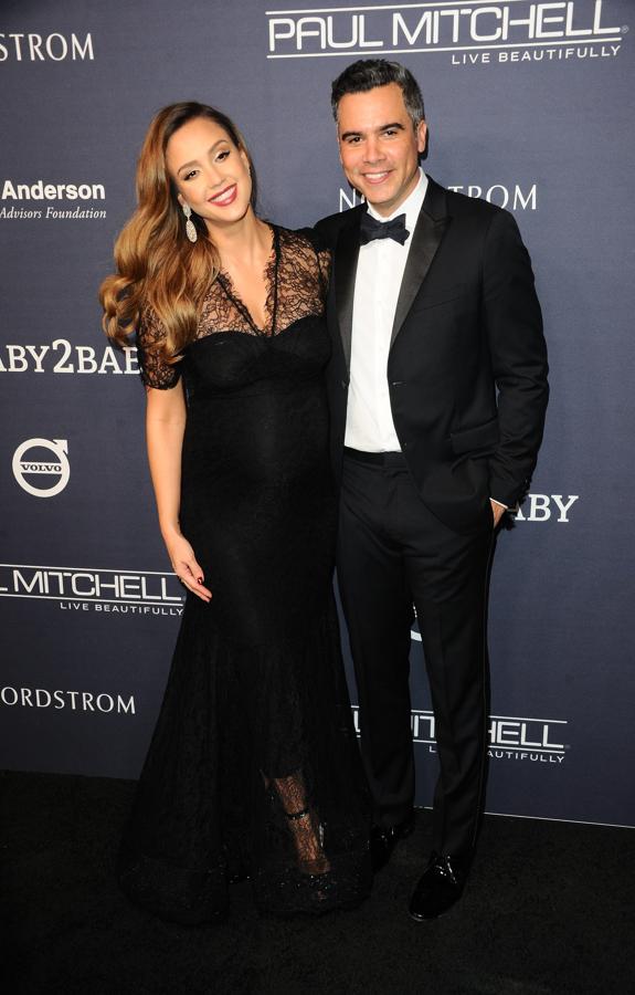 La actriz Jessica Alba le dió el "sí quiero" al productor cinematográfico Cash Warren, en una íntima ceremonia celebrada en Beverly Hills, Los Ángeles, en mayo de 2008. El encargado de confirmar la noticia fue el representante de la actriz, Brad Cafarelli. Según fuentes del juzgado donde tuvo lugar la boda, Cash Warren acudió a primera hora de la mañana con la actriz para solicitar la licencia matrimonial. Una vez completados los trámites, uno de los funcionarios los casó allí mismo sin la presencia de más familiares o amigos.