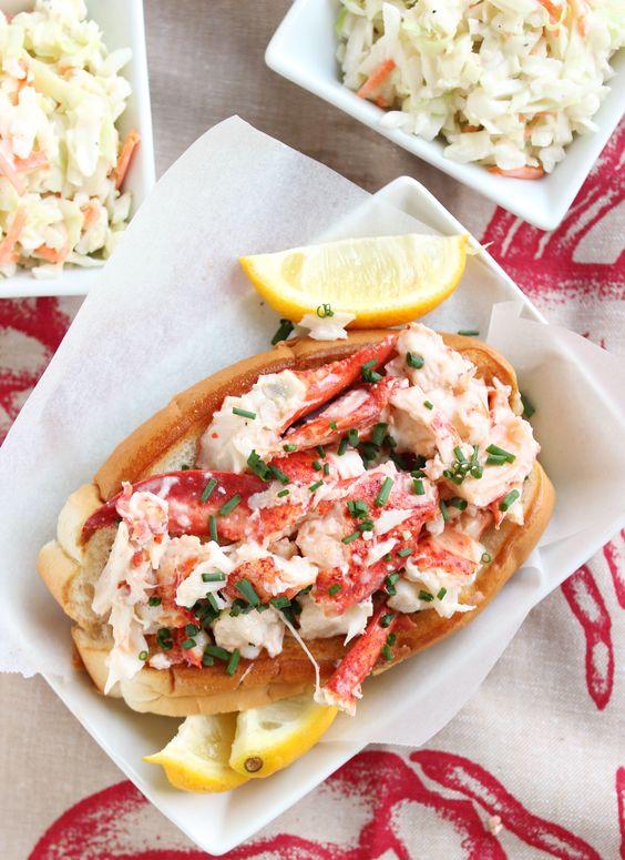 A priori, el 'lobster roll' nos parece una locura culinaria. ¿A quién se le ocurrió hacer un bocadillo de deliciosa langosta y, encima, echarle salsa hasta rebosar? Pues bien, una vez que le hincas el diente, te parece la idea más brillante del mundo...