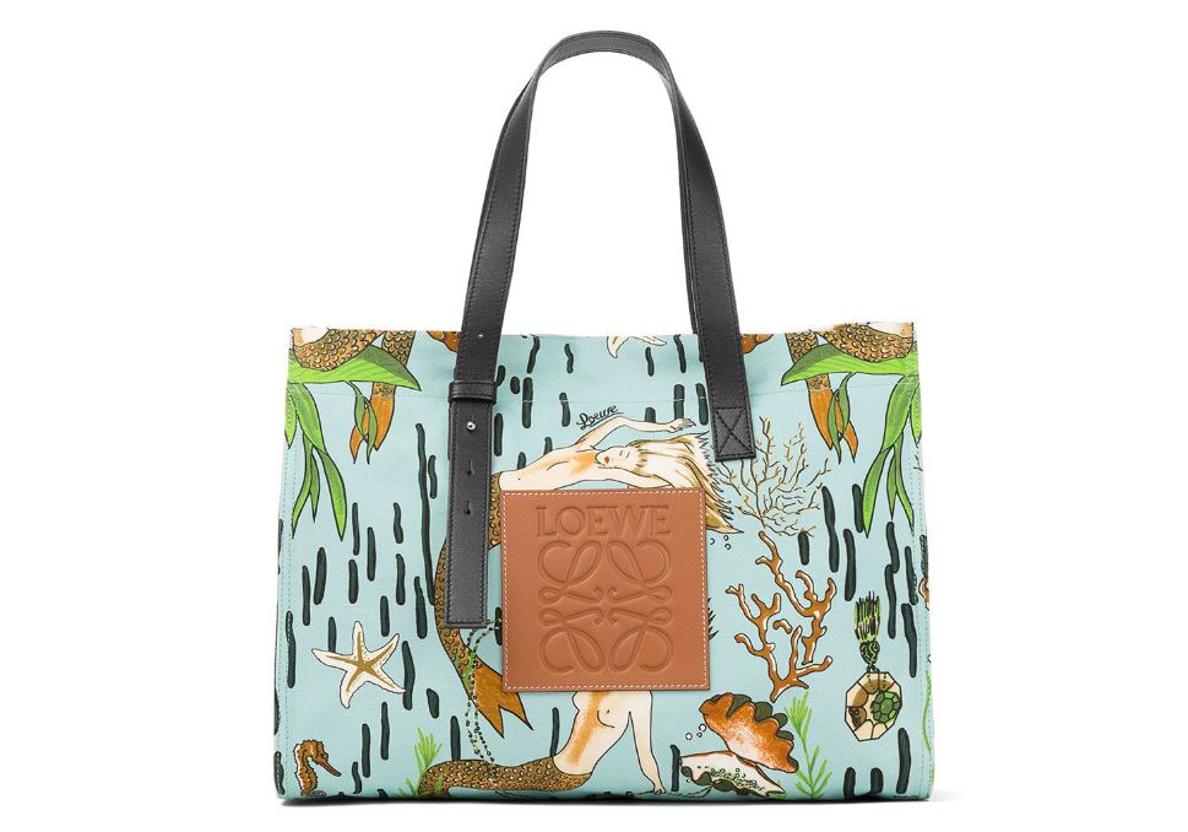 La colección Paula's de Loewe ha sido una de las más fotografiadas en Instagram. Este bolso con estampado marino, sirenas incluidas, es nuestro favorito.