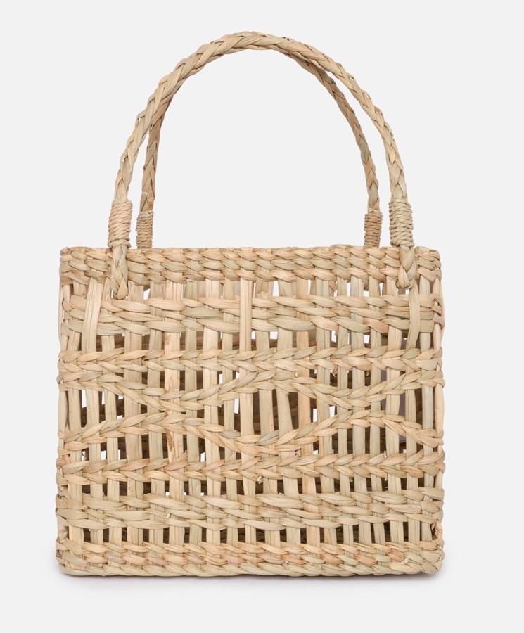 Oysho también tiene uno de los bolsos playeros del momento. Rígido y en forma de cesta, te sacará de más de un apuro de estilo.