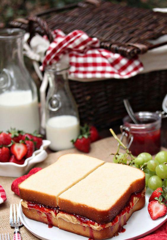 Vale, solo con ver esta foto acabas de echar por tierra tu operación bikini, pero es que el 'peanut butter and jelly sandwich' (sándwich de mantequilla de cacahuete y mermelada) es irresistible.