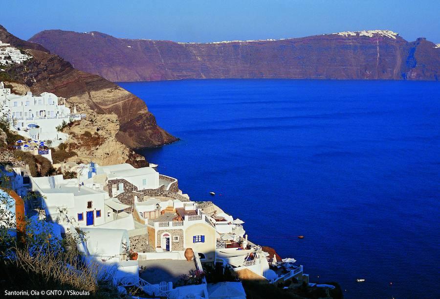El relieve escarpado y crudo de Santorini hace que sea un destino perfecto para los amantes del 'trekking' y el senderismo, que encontrarán impresionantes rutas que bordean lacosta de acantalido en acantilado. ¿Nuestra recomendación? Hacer el camino desde Imerovigli a Oia, y llegar al atardecer para enamorarse de sus colores mágicos.