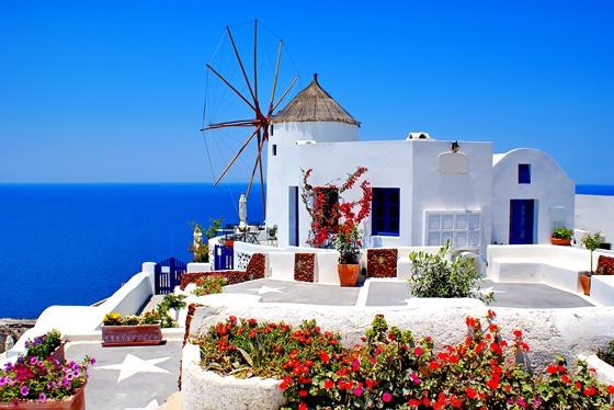 Santorini  se disputa con Ibiza el título de 'la Isla Blanca' . Sus casas encaladas contrastan con los característicos tejados añil, que aparecen salpicados de rosas y rojos intensos cuando las buganvillas y los pensamientos florecen. Ah, pocas veces habrás visto un mar y un cielo tan azules como los de Santorini en un día despejado...
